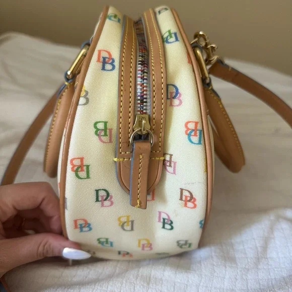 Discontinued Dooney And Bourke Circle It Bag - Picture 10 of 15